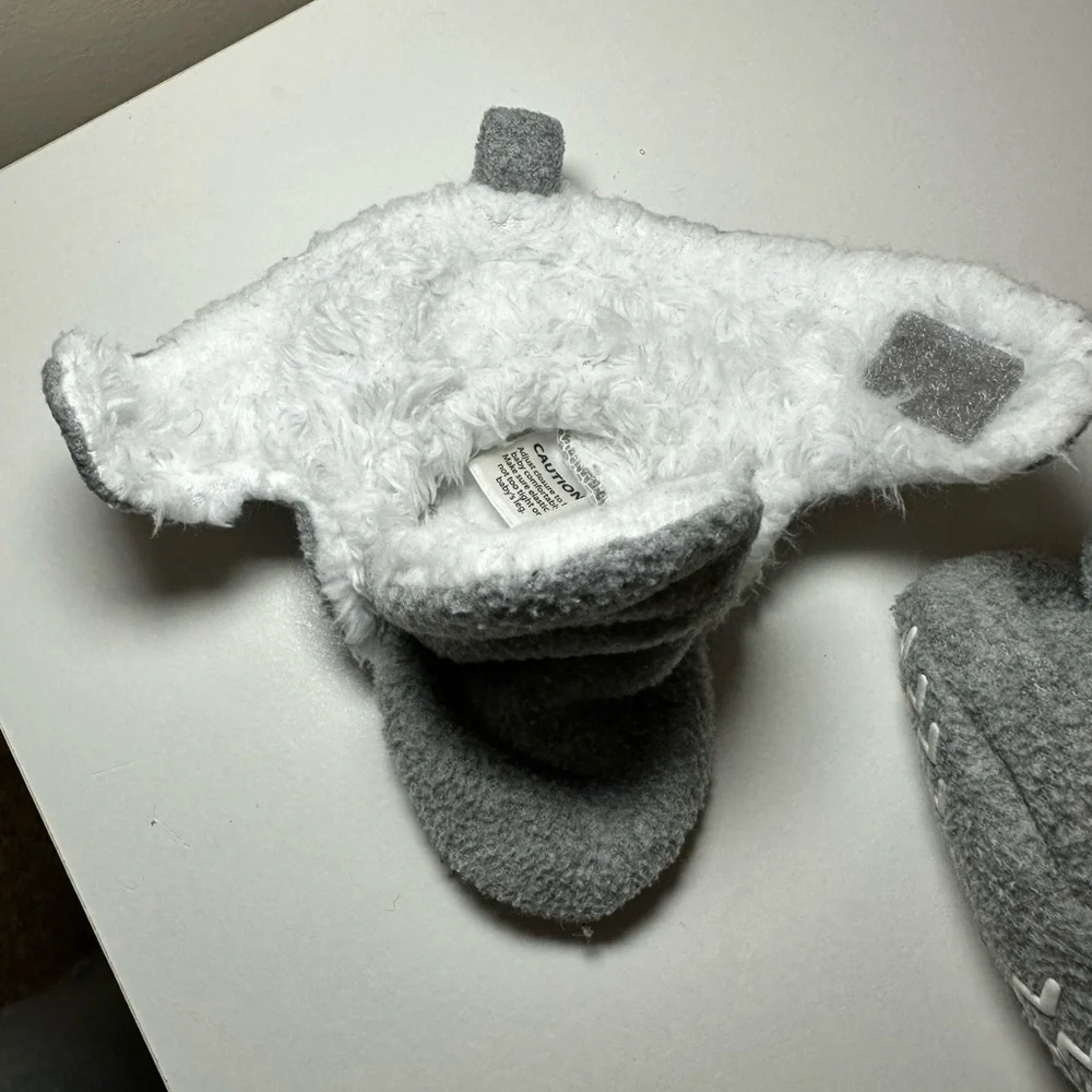 HB Velcro baby booties gray with white plush lining. Grippy soles 0-6 months